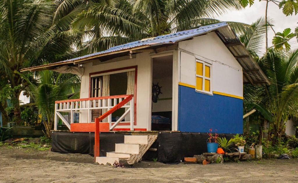 een klein huis met een rode trap ervoor bij Cabañas con vista al mar Playa Juanchaco in Buenaventura