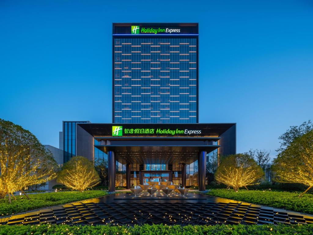 uma representação do edifício dos genes Hilton Houston em Holiday Inn Express Zhoukou Dancheng, an IHG Hotel em Zhoukou