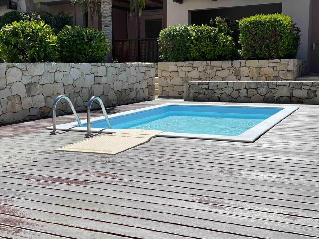 Bazén v ubytovaní Annamaria Sea Side View Studio- 25m From The Beac alebo v jeho blízkosti