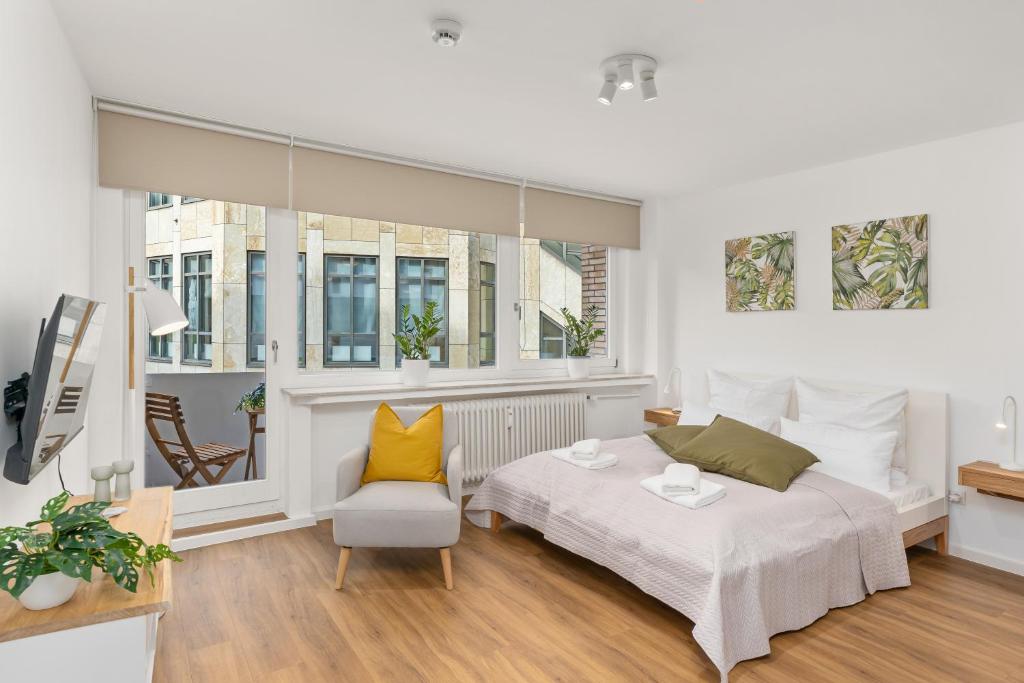 1 dormitorio con 1 cama, 1 silla y 1 ventana en Studio-Apartment im Stadtzentrum en Bremen