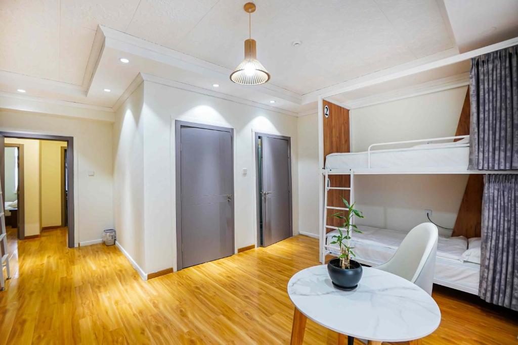 White hostel Mongolia - 6-Bed Mixed Dormitory Room