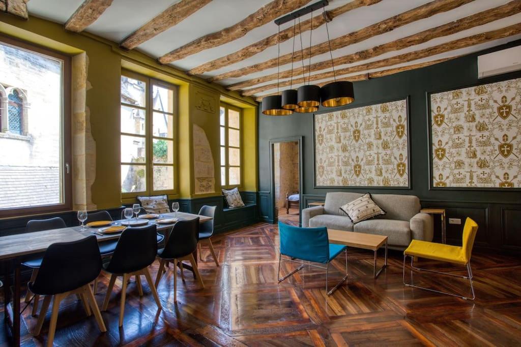 un salon avec un canapé, des tables et des chaises dans l'établissement 