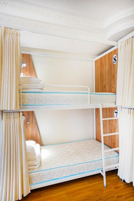 White hostel Mongolia - 4-Bed Mixed Dormitory Room