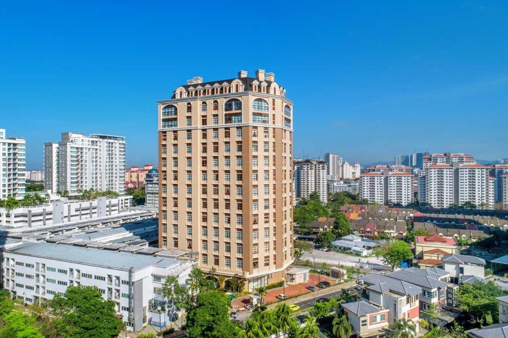 wysoki budynek w środku miasta w obiekcie Pinnacle Kelana Jaya by Cloudnest w mieście Petaling Jaya