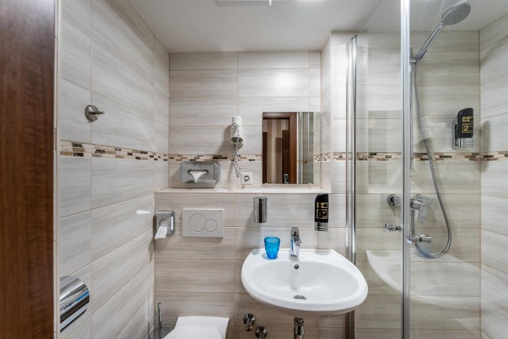 Ein Badezimmer in der Unterkunft Aspire Castillo Reutlingen, Trademark Collection by Wyndham