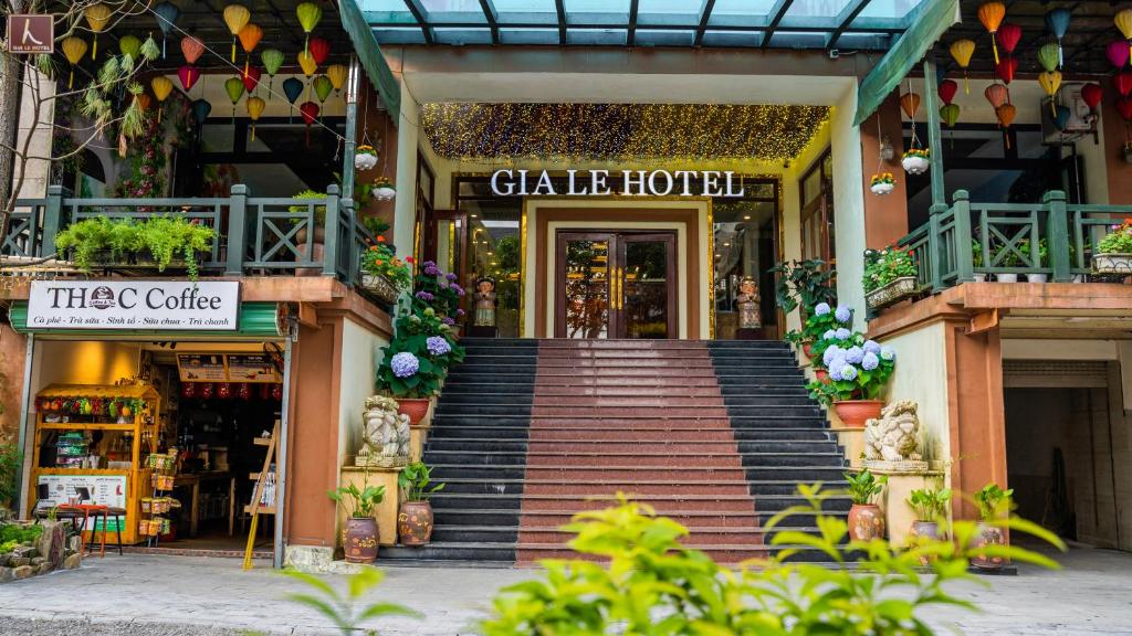 Gia Le Hotel في تام داو: مبنى به درج يؤدي إلى محل