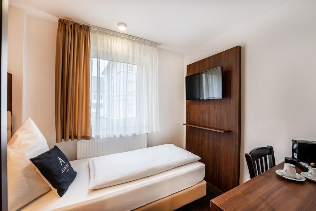 Ein Bett oder Betten in einem Zimmer der Unterkunft Aspire Castillo Reutlingen, Trademark Collection by Wyndham