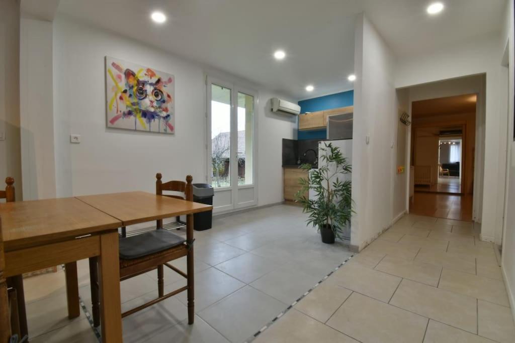 Fotografie z fotogalerie ubytování Appart' Le 16, 2 chambres, 7 personnes, tout confort, avec terrain v destinaci Montmorot