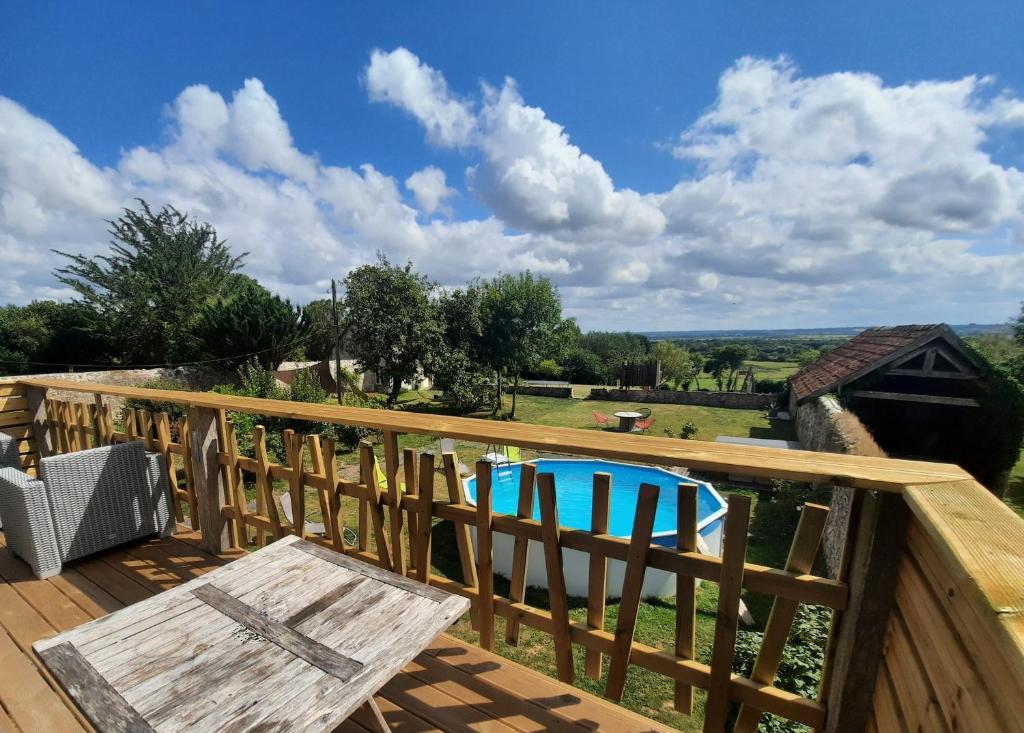 Bazén v ubytování Le clos des sources nebo v jeho okolí