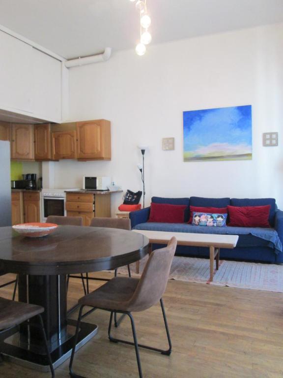 un salon avec un canapé et une table dans l'établissement Grand appartement Bretagne Saint Malo Intra Muros, à Saint-Malo