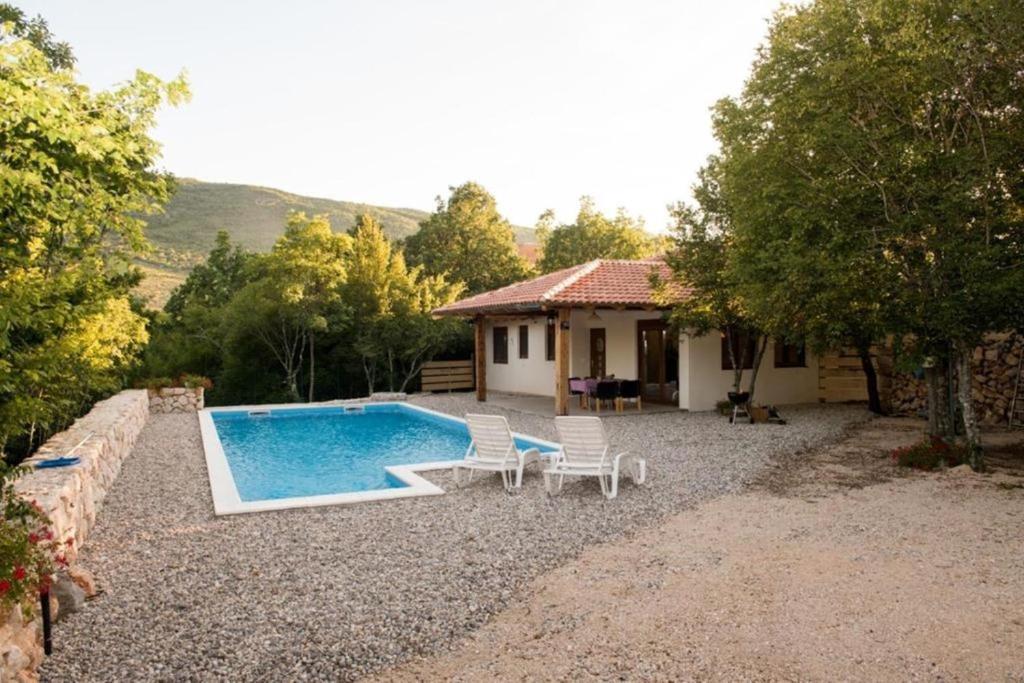 dom z basenem przed nim w obiekcie Villa Stanko Međugorje w mieście Čapljina