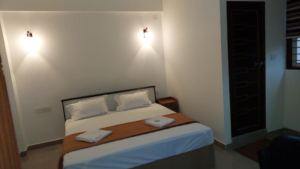 Postel nebo postele na pokoji v ubytování Karthika Homes