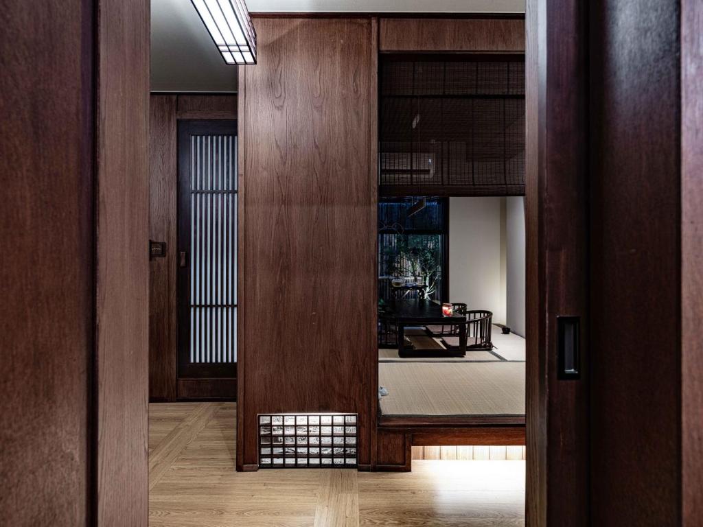 un pasillo con puertas de madera y vistas a una habitación en Seoseoillo, en Busan