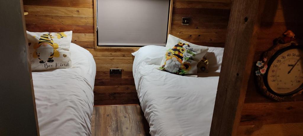 Postel nebo postele na pokoji v ubytování Glasson Glamping Farm