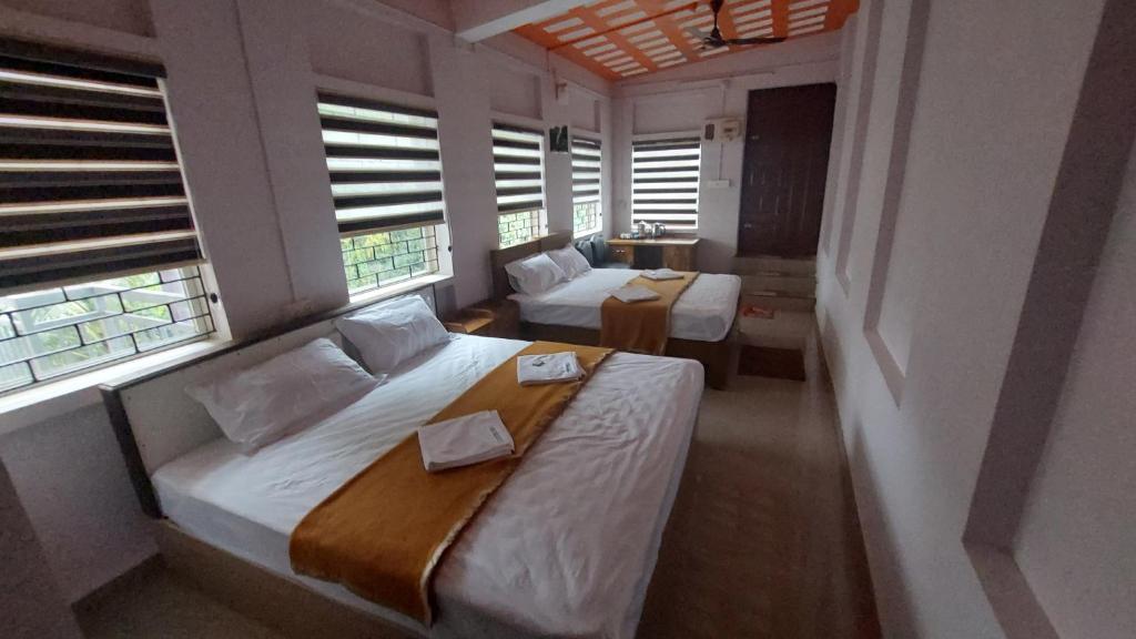 Postel nebo postele na pokoji v ubytování Karthika Homes