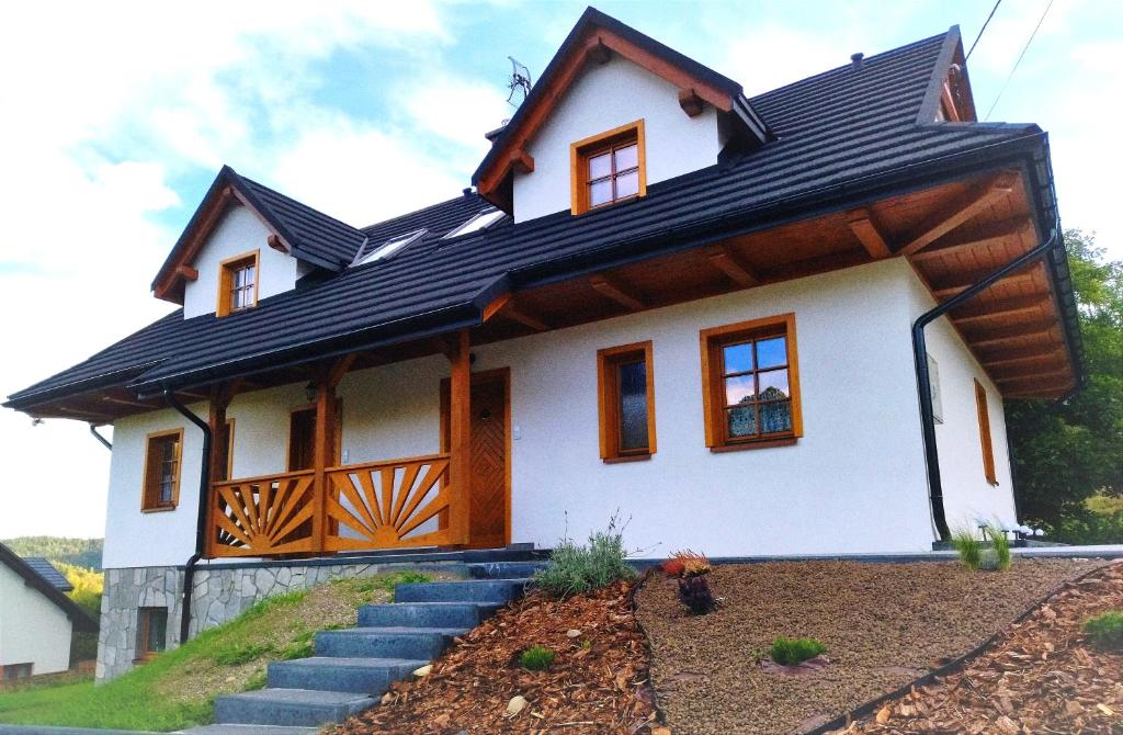 una casa blanca con techo negro en Beskidzka Chałupa en Milówka