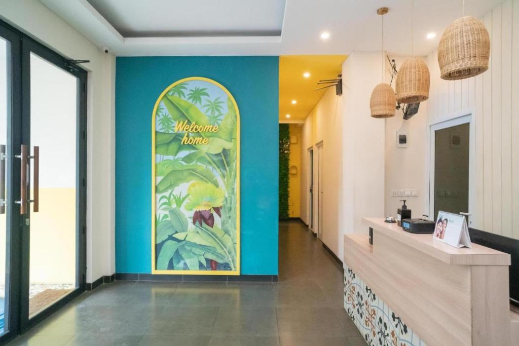 当格浪Behomy 3C Residence near ICE BSD的餐厅里带五颜六色墙壁的走廊