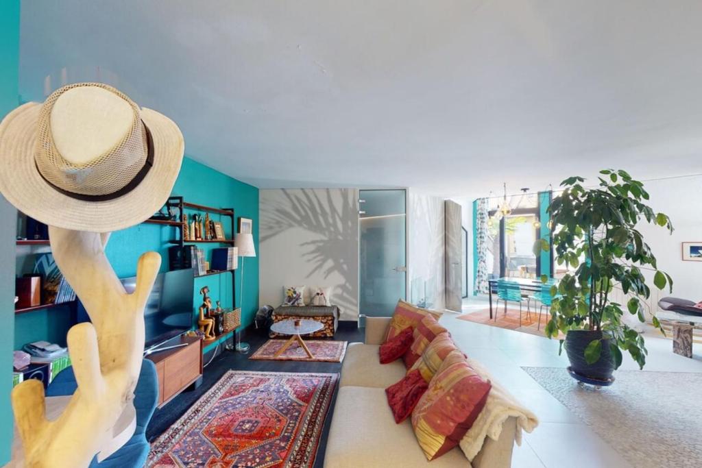 une personne portant un chapeau dans un salon dans l'établissement L'Agathe-Vieille ville piétonne, à Annecy