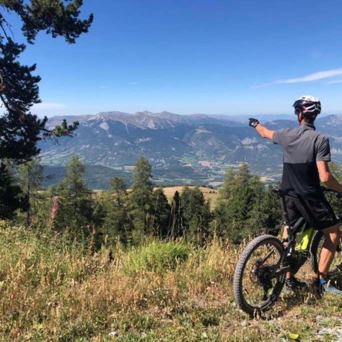 a man riding a bike on a hill at Chez Pierrette et Eugène Prix nuitée&#47;10 personne in Le Lautaret