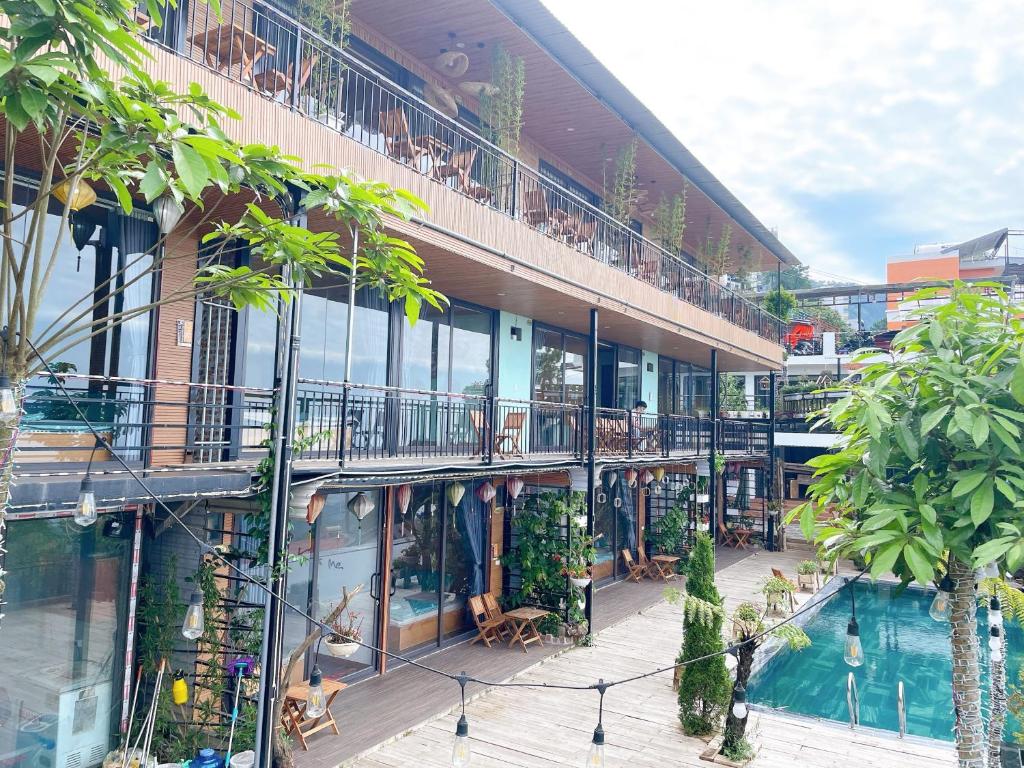 un edificio con piscina frente a él en Nắng Homestay, en Tam Ðảo