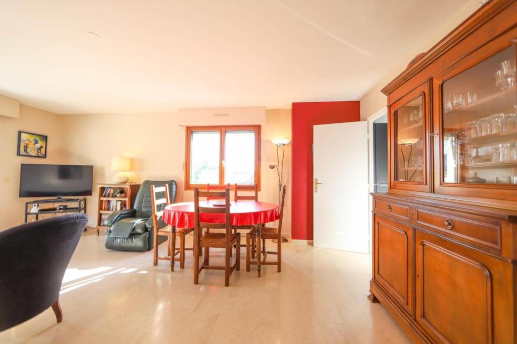 Televízia a/alebo spoločenská miestnosť v ubytovaní La Pause annécienne appartement familial