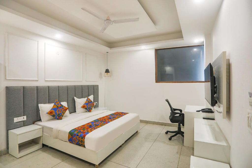 Giường trong phòng chung tại FabHotel YY Residency