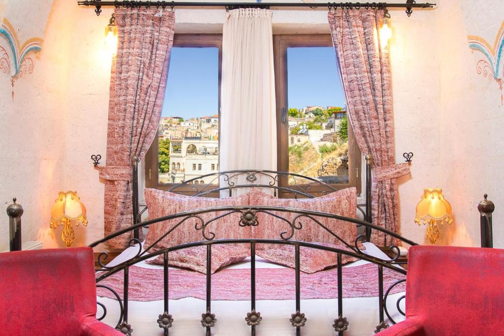 Postel nebo postele na pokoji v ubytování Carna Cave Hotel Cappadocia