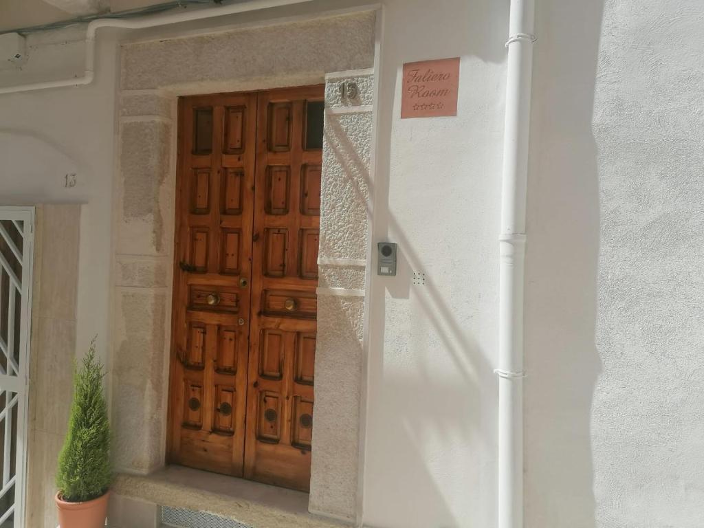 een deur in een gebouw met een bord erop bij Faliero Room in Canosa di Puglia