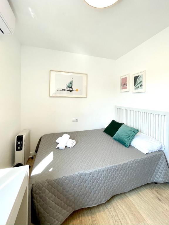 Posteľ alebo postele v izbe v ubytovaní SPACIOUS, SUNNY FLAT BY CITY OF ARTS & SCIENCES