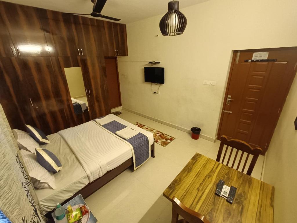 Postel nebo postele na pokoji v ubytování Hotel BlueSky Ramapuram