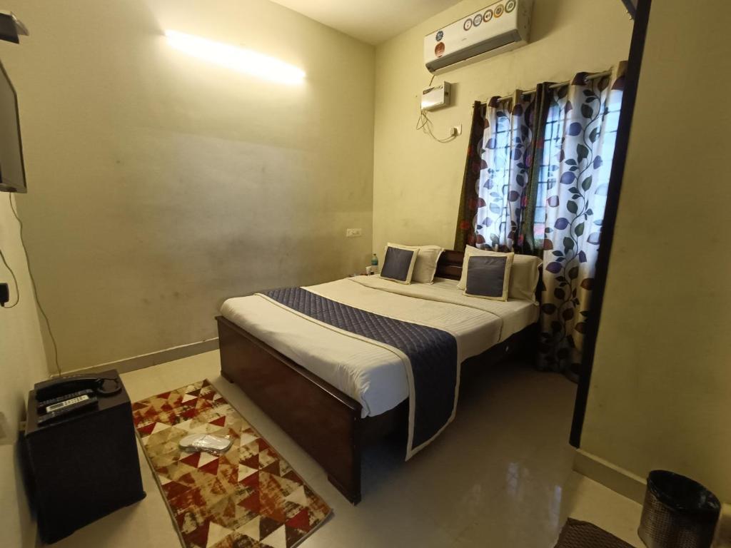 Postel nebo postele na pokoji v ubytování Hotel BlueSky Ramapuram