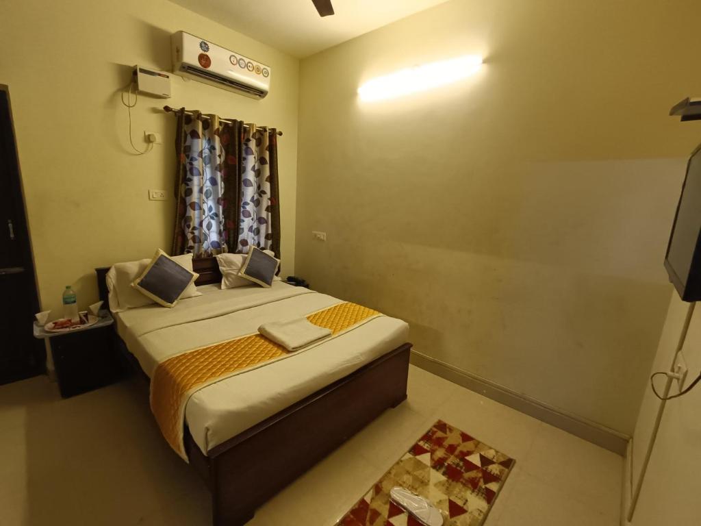 Postel nebo postele na pokoji v ubytování Hotel BlueSky Ramapuram