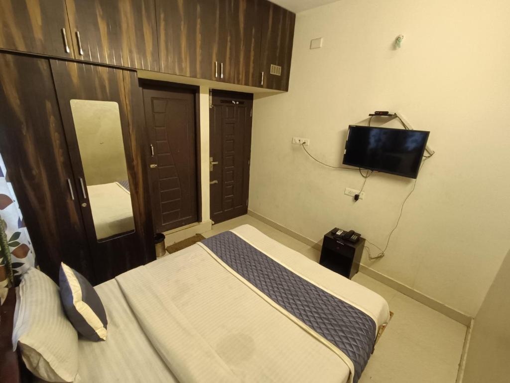 Postel nebo postele na pokoji v ubytování Hotel BlueSky Ramapuram