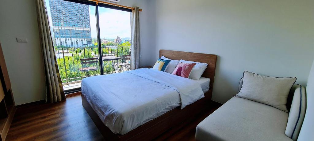 華欣的住宿－Highest Floor Close to Cicada and Tamarind Night Market Lahabana Condo หัวหิน ลาฮาบาน่า คอนโด ชั้นบนสุด ติดกับตลาดซิเคด้าและตลาดแทมมารีน，一间卧室设有一张床和一个美景窗户。