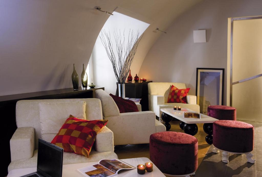 Palazzo Caracciolo Naples - Resim 22