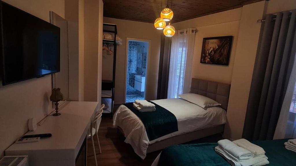 - une chambre avec 2 lits, un bureau et une télévision dans l'établissement -Bujtina 31-, à Korçë