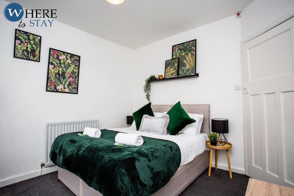 Tempat tidur dalam kamar di Stylish 3 bedroom property Newcastle