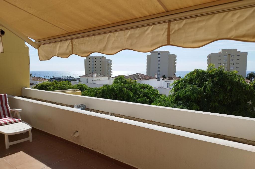 エステポナにあるApartamento Puertosolの海と建物の景色を望むバルコニー