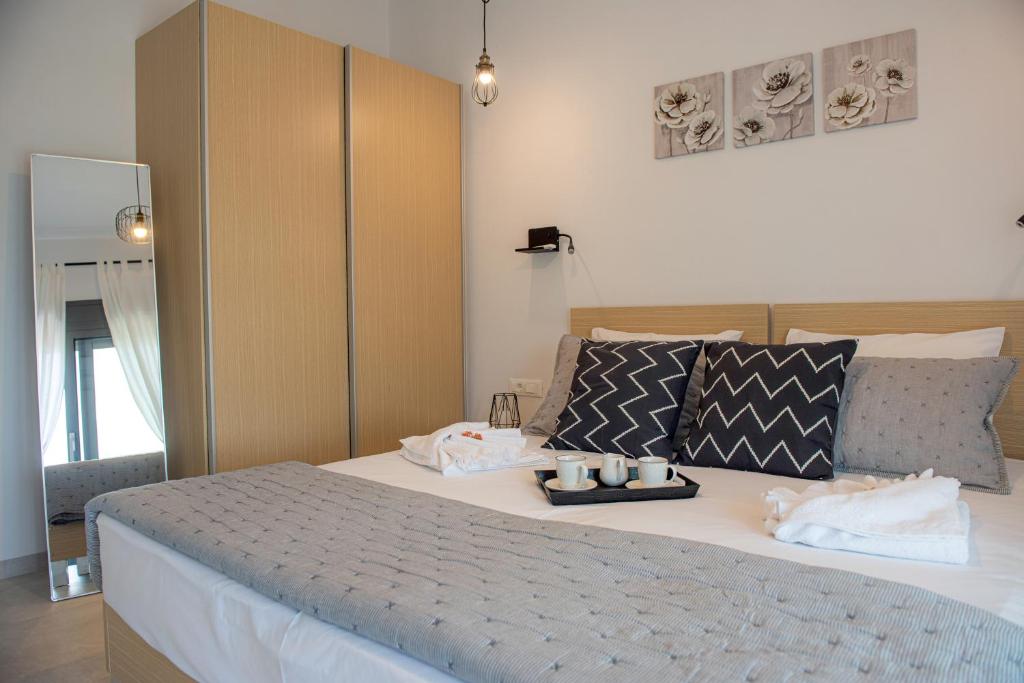 Postel nebo postele na pokoji v ubytování Elounda Sunshine Place