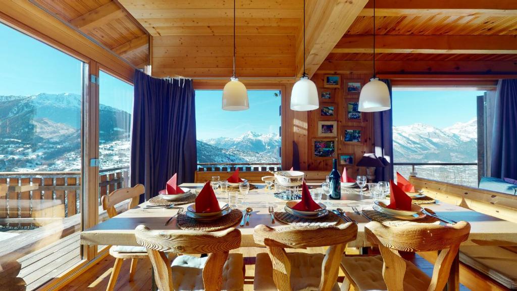 A restaurant or other place to eat at Tschoueilles 5 MOUNTAIN & QUIET chalet 10 pers