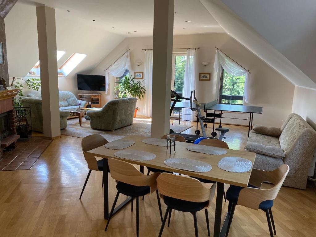 Televízia a/alebo spoločenská miestnosť v ubytovaní Apartament u Gabi