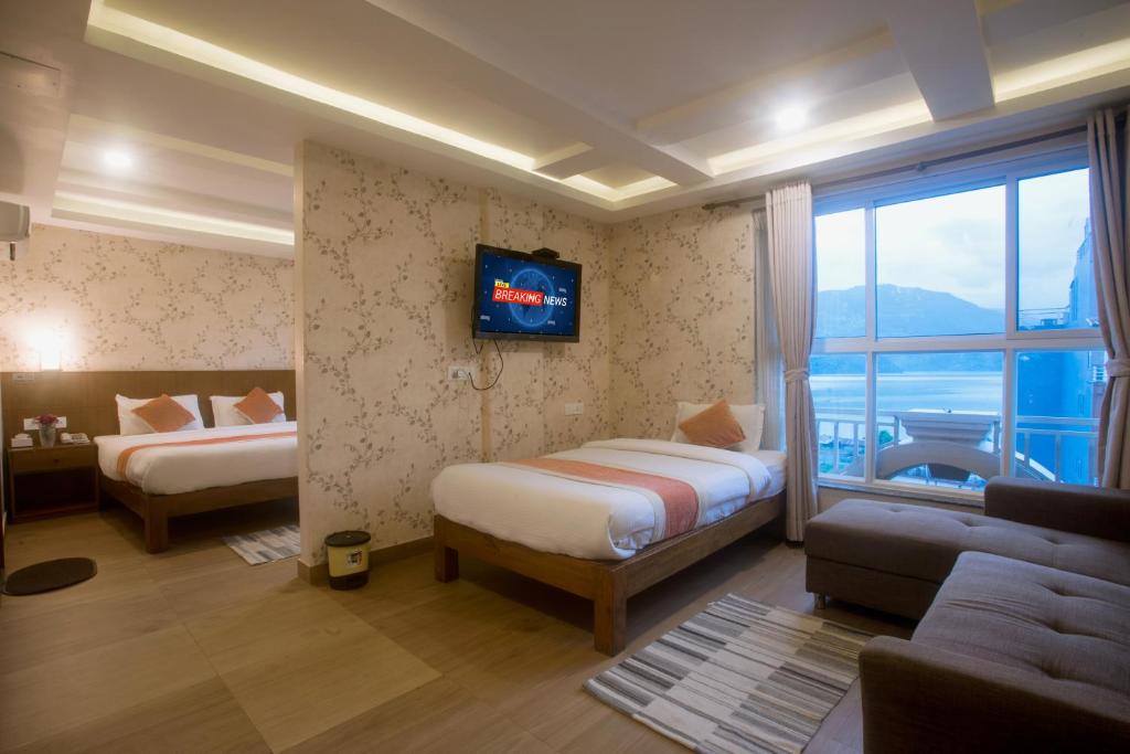 Tempat tidur dalam kamar di Hotel Lake Himalaya