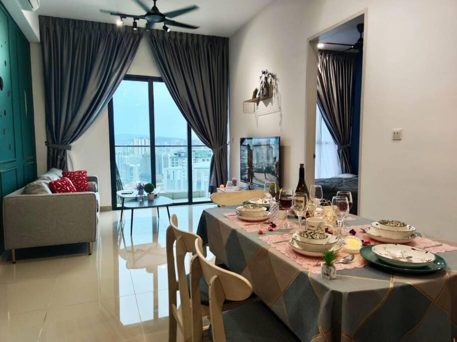 uma sala de jantar com uma mesa e uma sala de estar em Citizen2 Sunway Mid Valley Suites em Kuala Lumpur