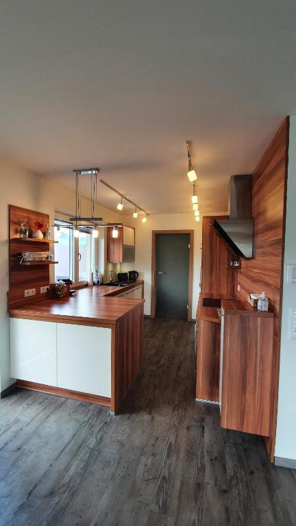 A kitchen or kitchenette at Ferienwohnung am Mondsee