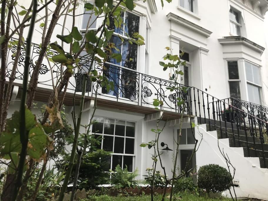 Casa blanca con balcón y escaleras en Perfect Brighton getaway near beach, town, station, en Brighton & Hove