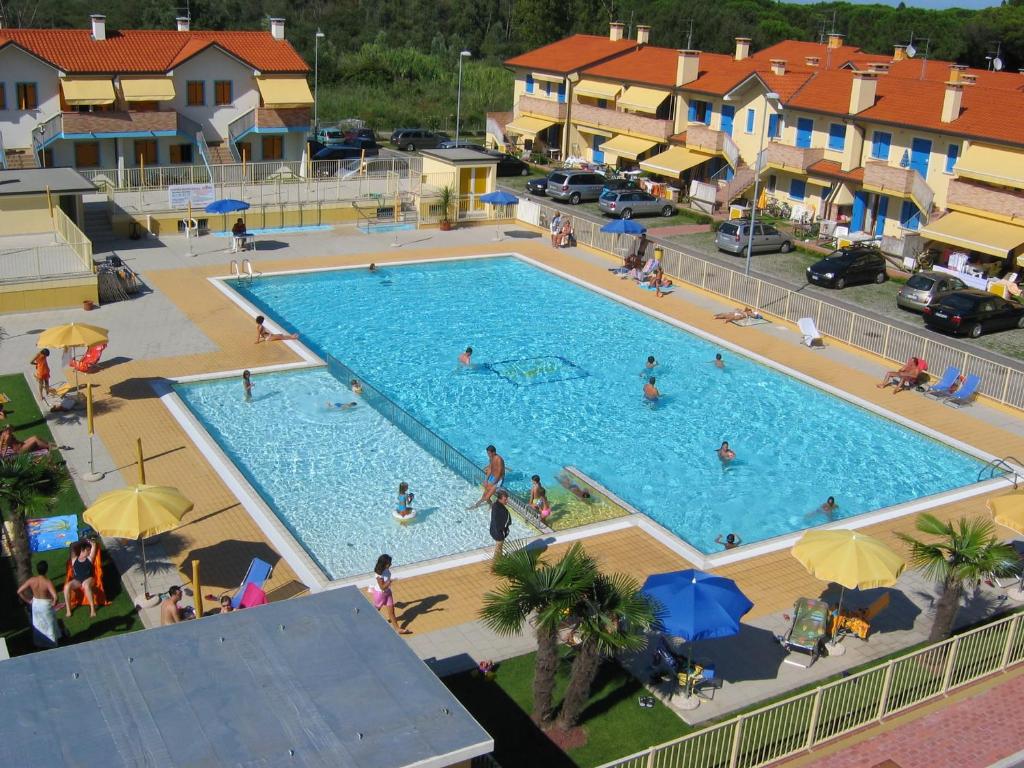 an overhead view of a large swimming pool with people in it at Enjoy your stay in our nice flat with pool in Rosapineta