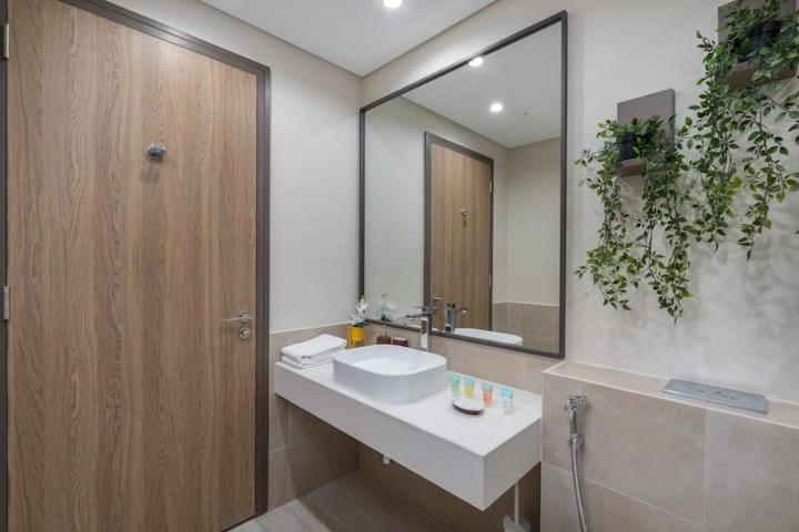Koupelna v ubytování Vogue Al Wasl 1 Residence West 13th Floor with Large Balcony for view of Sheikh Zaid Road and One Za'abeel Tower and Burj Khalifa, Walkable to Metro with Easy Access to Sheikh Zayed Road & Dubai World Trade Centre
