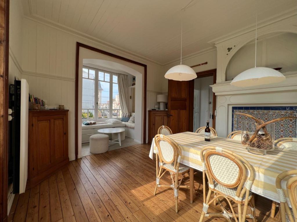 a kitchen and dining room with a table and chairs at Villa La Rafale plage centre 300 m in Le Touquet-Paris-Plage