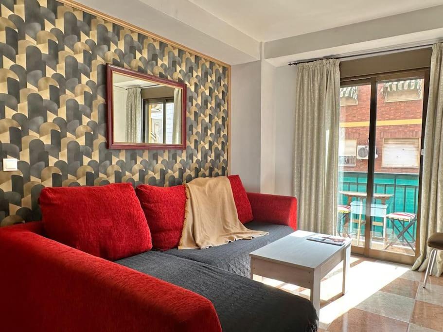 科爾多瓦的住宿－Coqueto apartamento estación，客厅配有红色的沙发和镜子