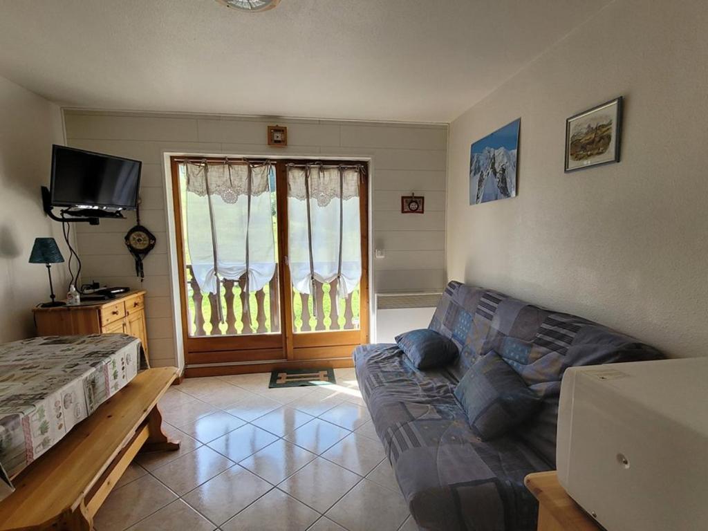 Televízia a/alebo spoločenská miestnosť v ubytovaní Studio 25m² au pied des montagnes, balcon, idéal pour 4 pers - FR-1-573-95